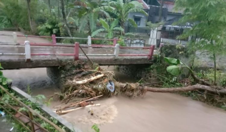 Banjir dan longsor melanda beberapa desa di Kecamatan Selajambe Kabupaten Kuningan.