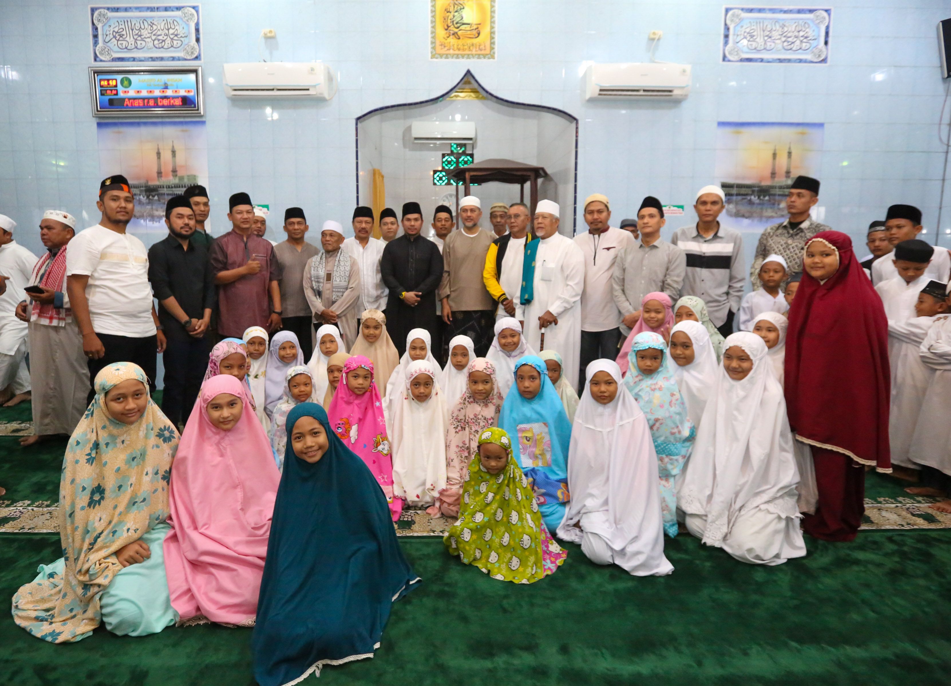 Wakil Gubernur (Wagub) Sumatera Utara (Sumut) Musa Rajekshah  Salat Subuh Berjemaah di Masjid Al Ikhsan, Jalan Yos Sudarso Kelurahan Tanjung Mulia, Kecamatan Medan Deli, Minggu (26/3). (DISKOMINFO SUMUT)