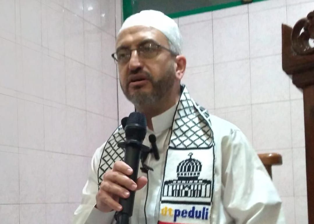 Syeikh Raed AD Ramahi dari Palestina ketika menyampaikan ceramah seusai menjadi imam salat isya dan tarawih di Masjid Baitussalam, Ngaliyan, Semarang