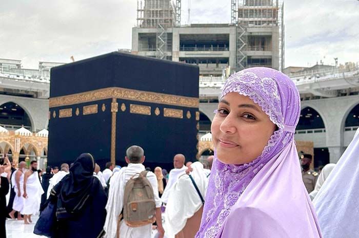 Hina Khan tengah menjalankan ibadah umrah di bulan Ramadan.