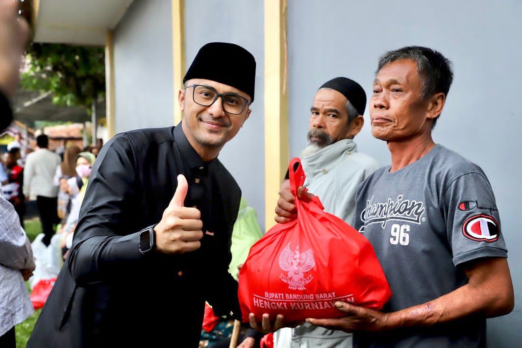 Bupati Kabupaten Bandung Barat, Hengky Kurniawan menyerahkan sembako kepada salah warga