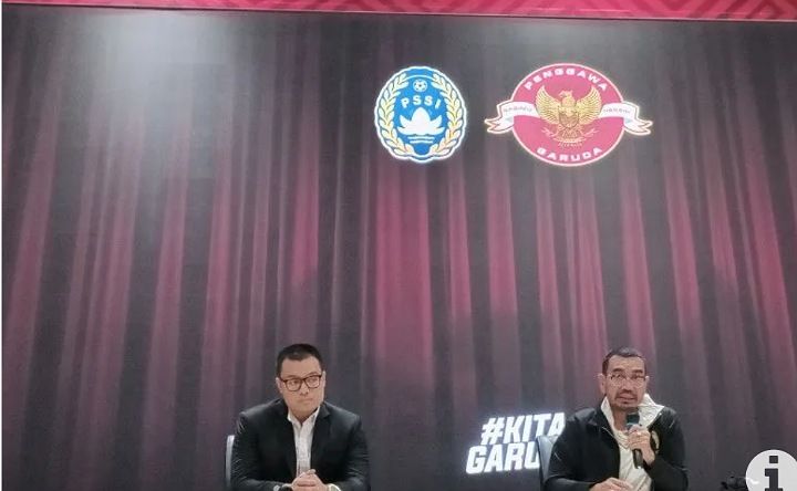 Anggota komite eksekutif PSSI Arya Sinulingga (kanan) menjawab pertanyaan para pewarta pada konferensi pers yang berlangsung di GBK Arena, Jakarta, Minggu (26/3/2023).