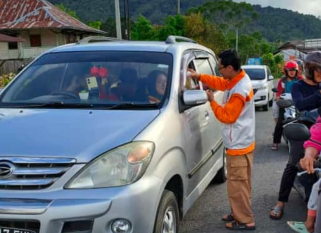 PKS Lampung Barat Bagikan Takjil Buka Puasa Ramadan 2023 di 3 Lokasi