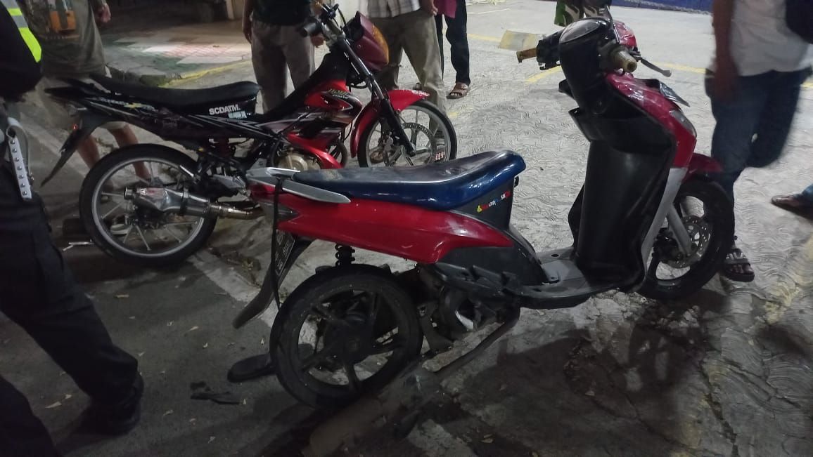Dua orang pemotor harus dibawa ke RSUD Palabuhanratu usai terlibat kecelakaan di Jalan Raya Siliwangi, Kecamatan Palabuhanratu, Kabupaten Sukabumi.