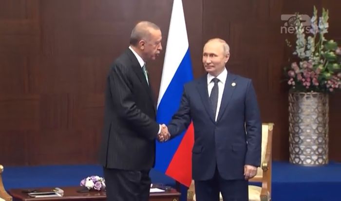 Presiden Turki Recep Tayyip Erdogan bersama dengan Presiden Rusia Vladimir Putin