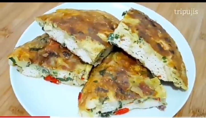 Telur dadar terkait ide menu sahur yang praktis dan lezat.