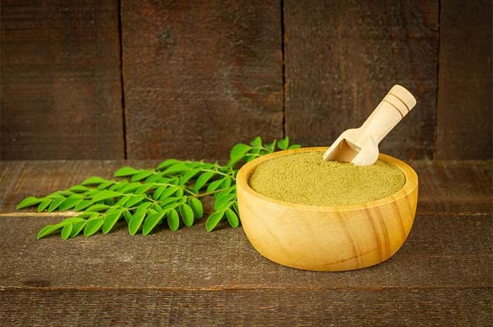 Daun kelor mengandung vitamin A, B1 (tiamin), B2 (riboflavin), kalsium, magnesium, kalium, zat besi, fosfor dan seng.