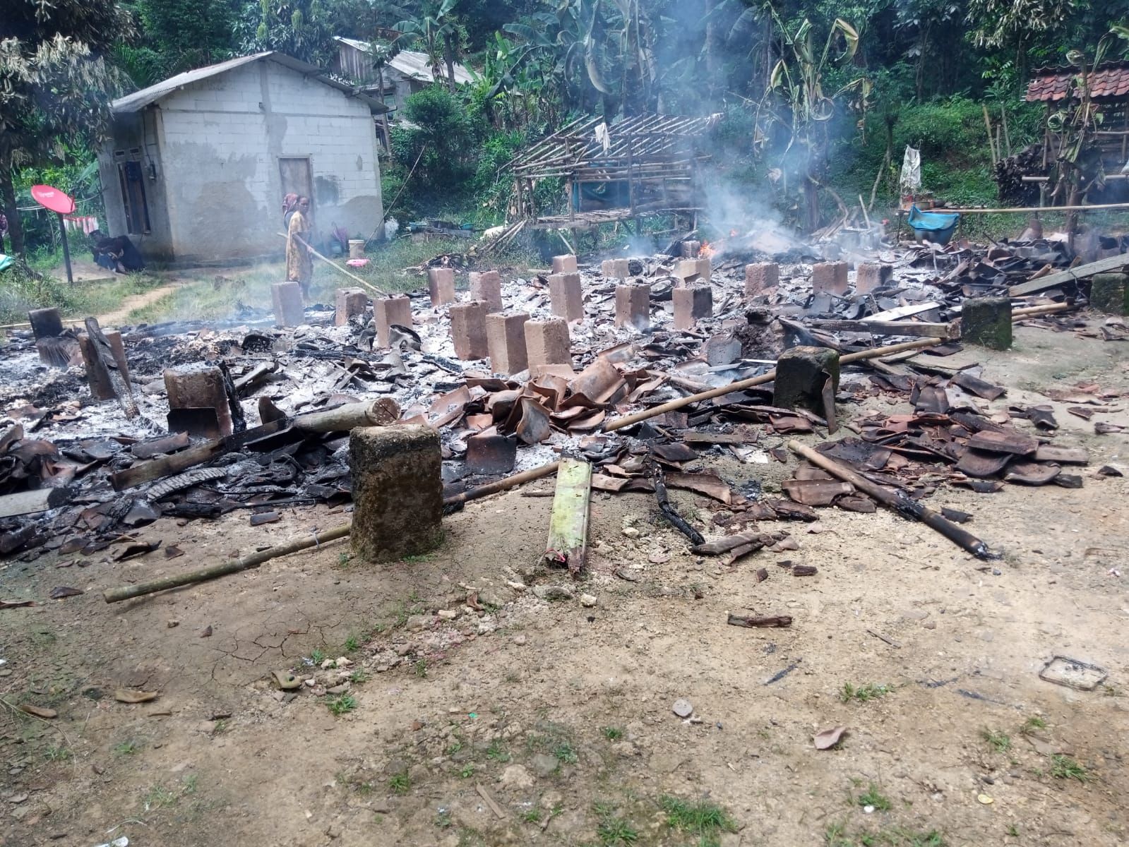 Sebuah rumah di Cibitung Kabupaten Sukabumi ludes akibat kebakaran.
