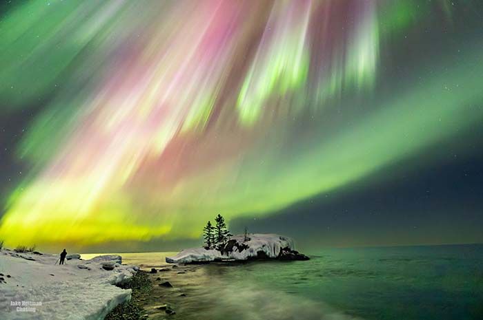Aurora borealis membuat penampakan yang langka.
