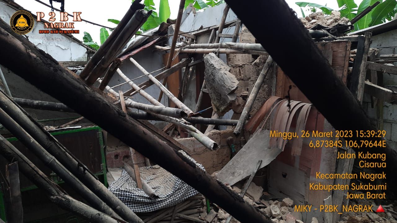Rumah Unang, warga Kampung Cikanyere RT 02 RW 07, Desa Cisarua, Kecamatan Nagrak, Kabupaten Sukabumi, rusak dihantam angin kencang, sekitar pukul 23.00 WIB pada Sabtu, 25 Maret 2023 malam.