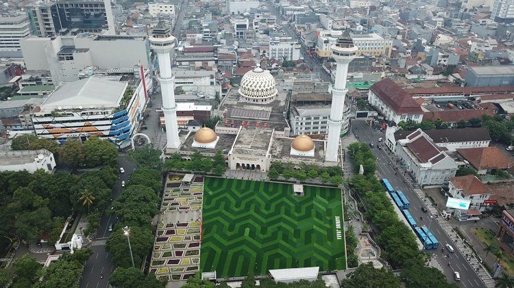 Taman Alun-alun Kota Bandungkembali dibuka untuk umum setelah lama ditutup gegara Covid-19.