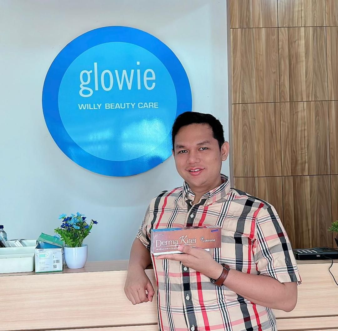 Owner Glowie Aesthetic Clinic Wili Arisandi saat menunjukkan salah satu produk andalan di kliniknya.