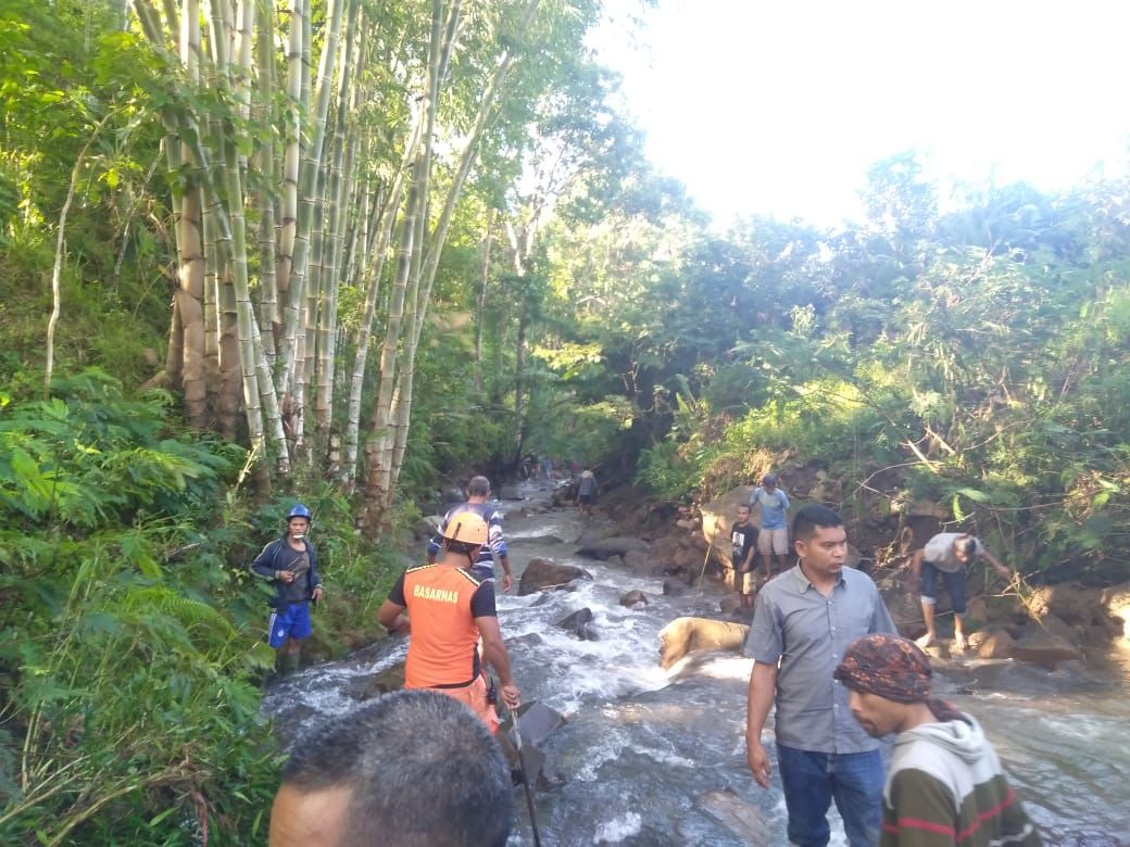 Upaya Tim SAR Gabungan melakukan pencarian hari kedua terhadap Nenek Wilhelmina Dahut, warga Wae Dangka, Desa Racang Welak, Kecamatan Welak, Kabupaten Manggarai Barat yang terseret banjir.