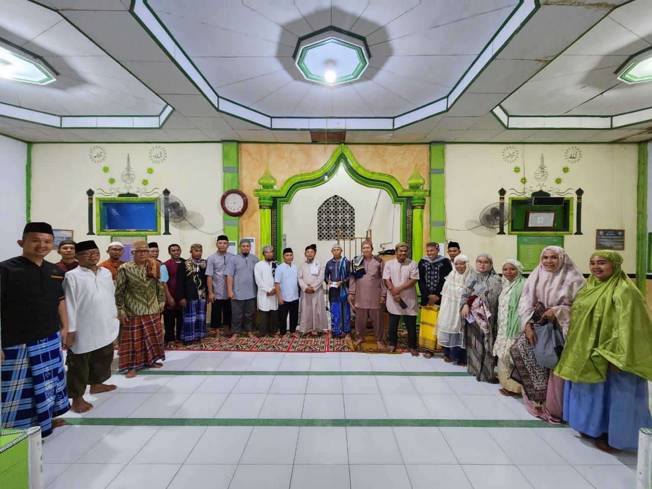 Foto bersama Tim Tarling Kelompok 3 bersama jamaah Masjid Darul Falah