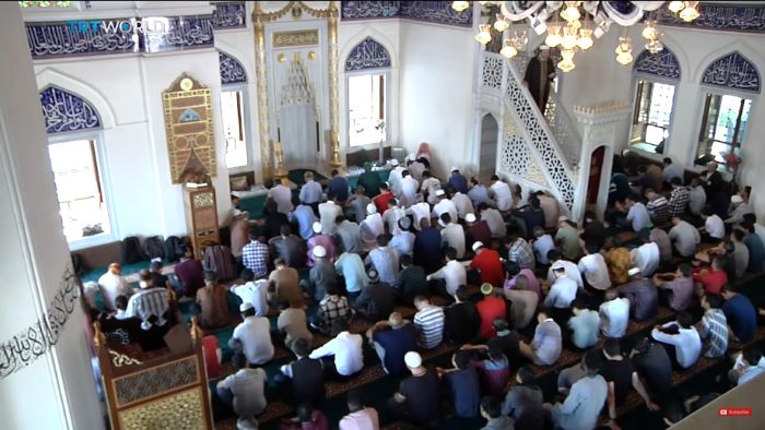 Umat muslim di Jepang sedang melaksanakan ibadah sholat di The Tokyo Camii, masjid terbesar di Jepang yang juga sebagai Pusat Kebudayaan Turki. Terletak di dekat stasiun Yoyogi-uehara, kawasan Shibuya. Masjid ini dikenal sebagai masjid terindah di Asia