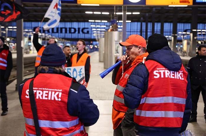Para pekerja melakukan protes di stasiun kereta api utama Munich selama pemogokan nasional yang diserukan oleh serikat pekerja Jerman Verdi atas perselisihan upah di Munich, Jerman, 27 Maret 2023.