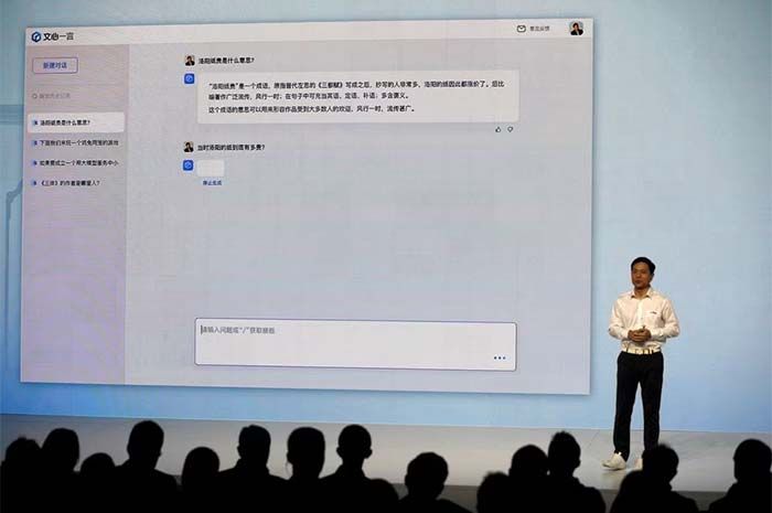 Salah satu pendiri dan Chief Executive Officer (CEO) Baidu, Robin Li, memamerkan chatbot bertenaga kecerdasan buatan yang dikenal sebagai Ernie Bot by Baidu, dalam sebuah konferensi pers di kantor pusat perusahaan di Beijing, Cina, 16 Maret 2023.