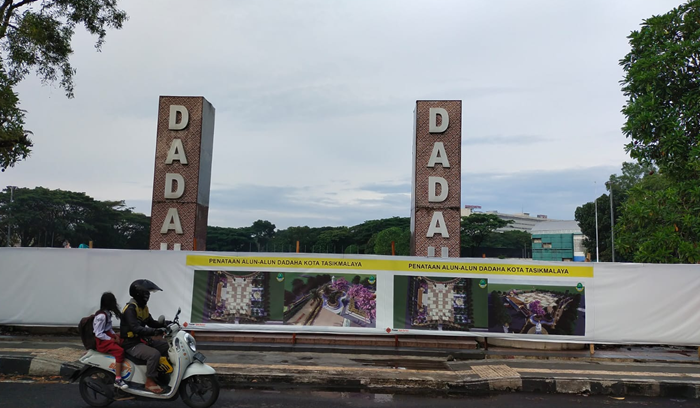 Pengendara motor melintasi pintu gerbang Dadaha, Jalan Lingkar Dadaha KOta Tasikmalaya yang sedang di revitalisasi Senin, 27 Maret 2023./DeskJabar/Dindin Hidayat.