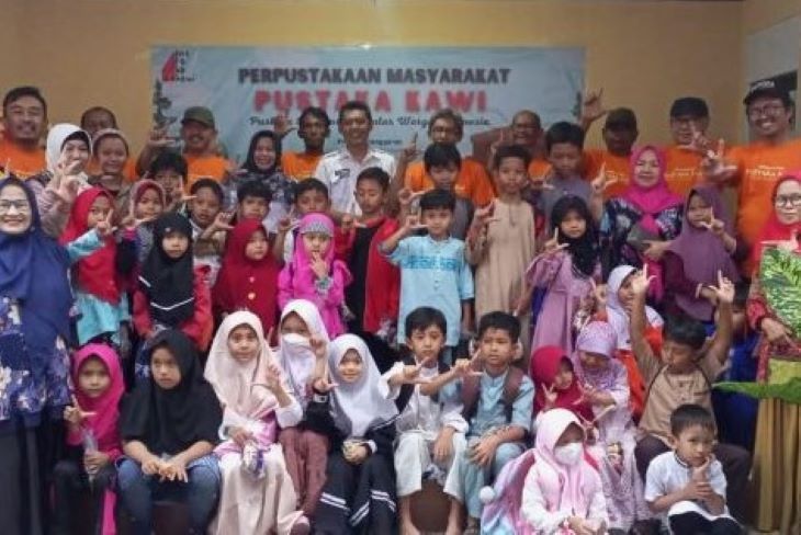Warga RT 04 RW 04 beserta relawan Putaka Kawi, photo bersama usai peresmian layanan Perpustakaan Masyarakat, pada beberapa waktu baru lalu.