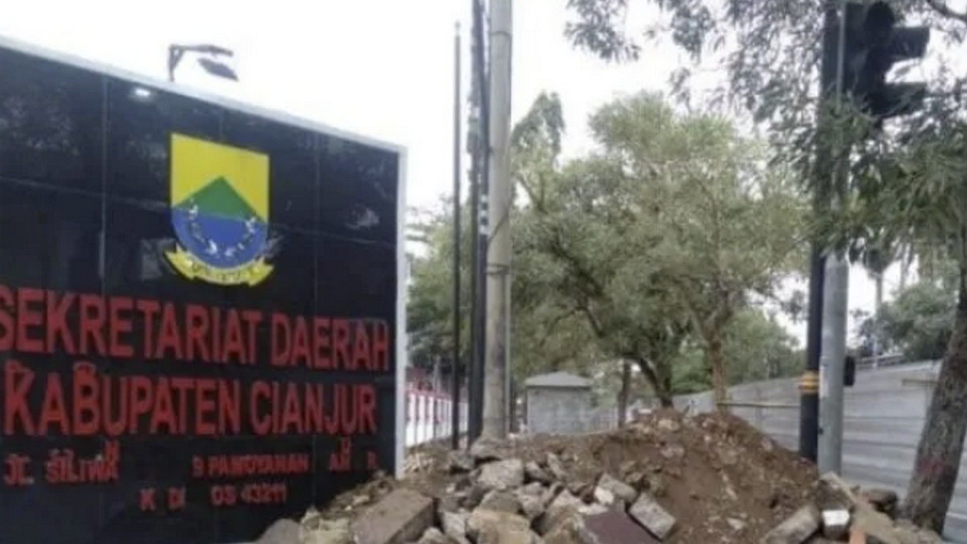 Pembangunan lanjutan pedestrian Siliwangi, di Cianjur, Jawa Barat kembali dilanjutkan dengan panjang sekitar 1.000 meter yang di atasnya terdapat kios UMKM dan kuliner khas Cianjur.ANTARA/Ahmad Fikri