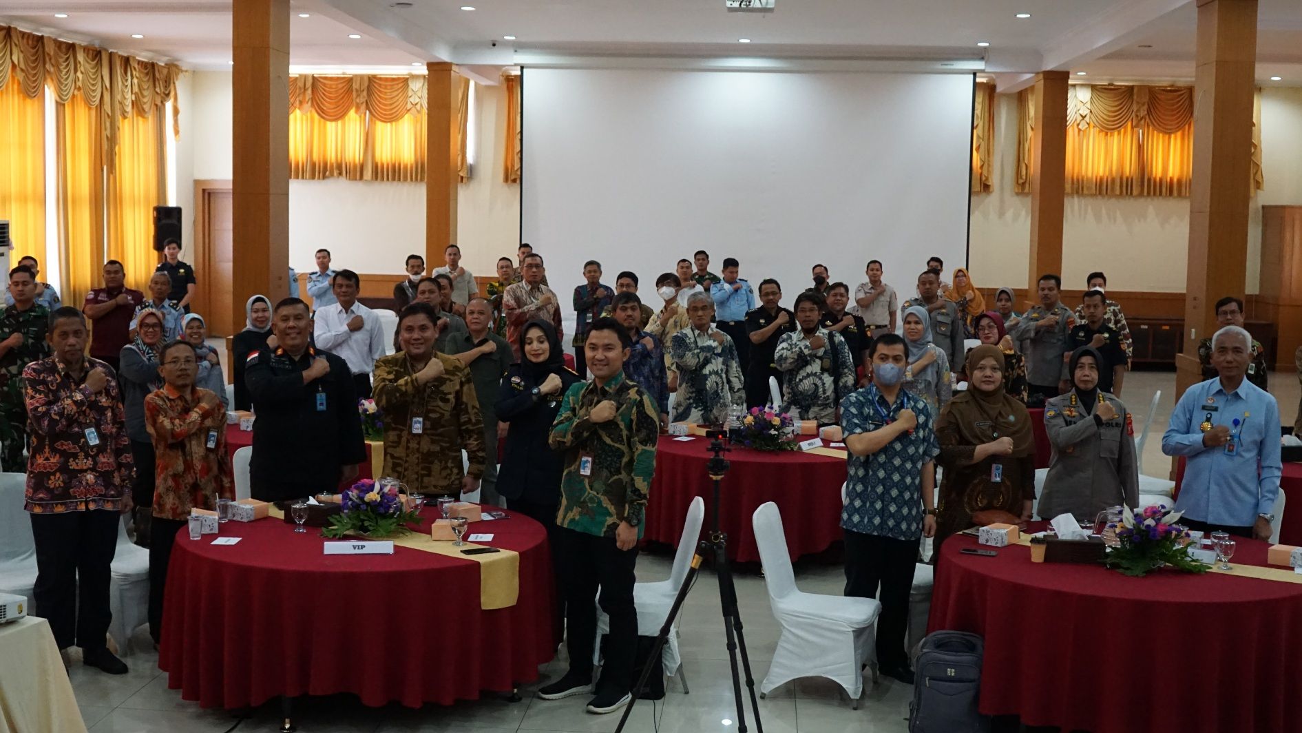 Rapat Koordinasi Pelaksanaan Anggaran Semester I Tahun.  Acara ini berlangsung secara hybrid di Aula Soekarno, Gedung Dwi Warna, Kanwil Ditjen Perbendaharaan Provinsi Jawa Barat, di Bandung