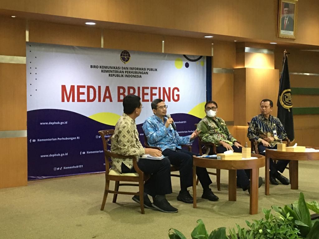 Direktur Lalu Lintas Angkutan Kereta Api Ditjen Perkeretaapian Djarot Tri Wardhono saar menjelaskan angkutan lebaran dalam media briefing di Jakarta, Jumat 24 Maret 2023.***