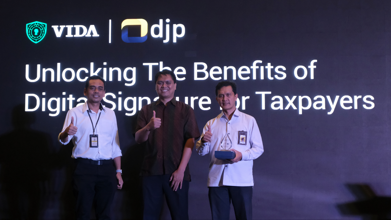 (Ki-Ka) I Made Sugiada, Kepala Seksi Pengembangan Sistem Pendukung II - Direktorat Teknologi Informasi dan Komunikasi Direktorat Jenderal Pajak (DJP) Kementerian Keuangan, Ahmad Taufik, Head of Product VIDA Sign, dan Agus Sudiasmoro, Kepala Subdirektorat Pengembangan Sistem Pendukung Perpajakan