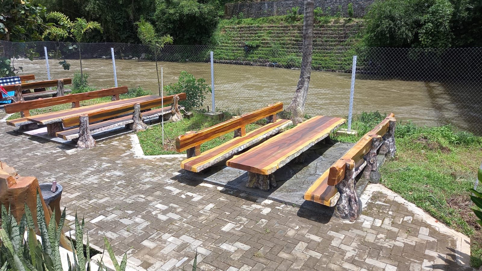 Nuansa Alam Sungai Serayu di Pacean Resto and Pool