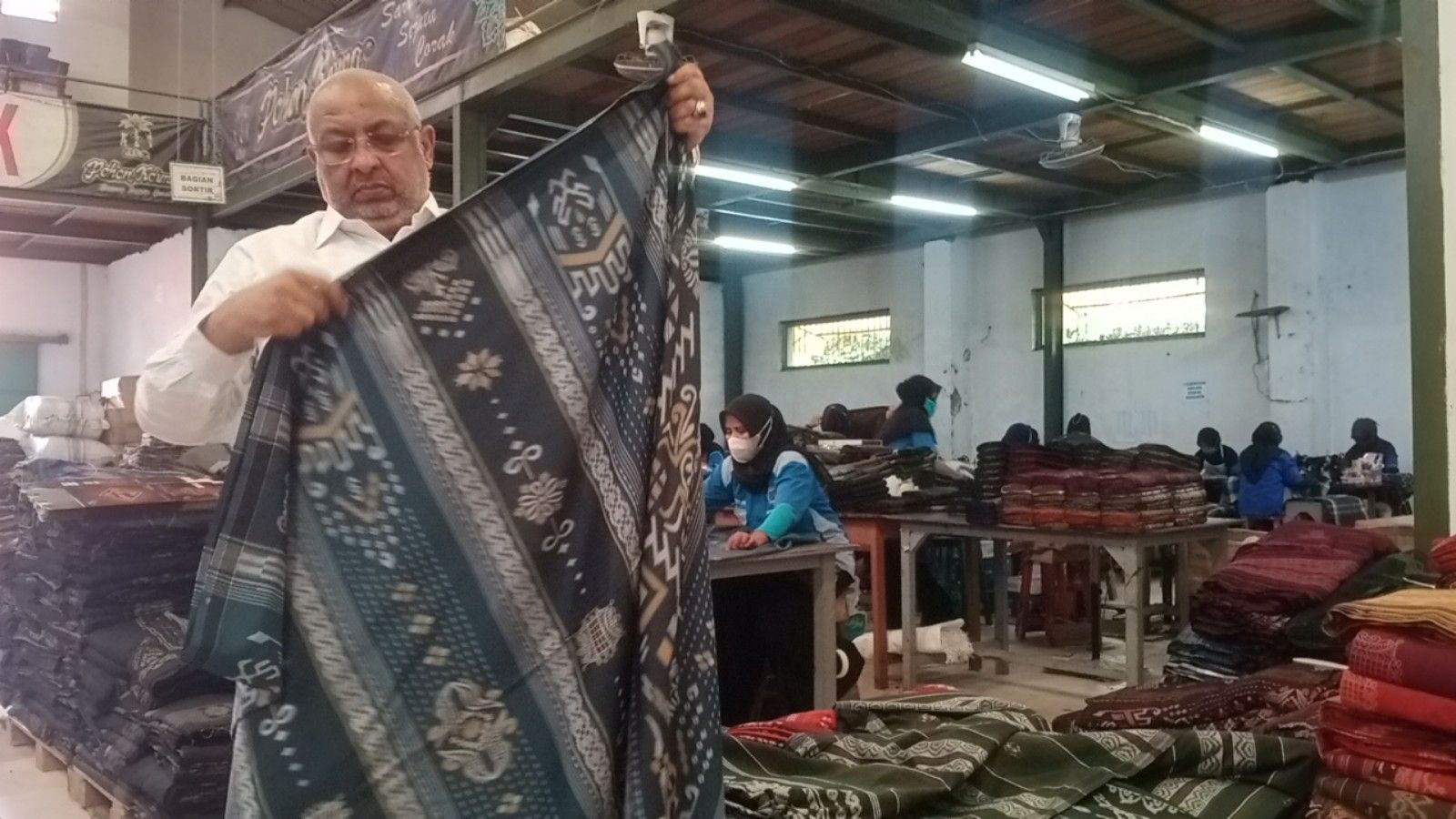 Permintaan sarung meningkat pasca perusahaan memborong untuk bingkisan lebaran