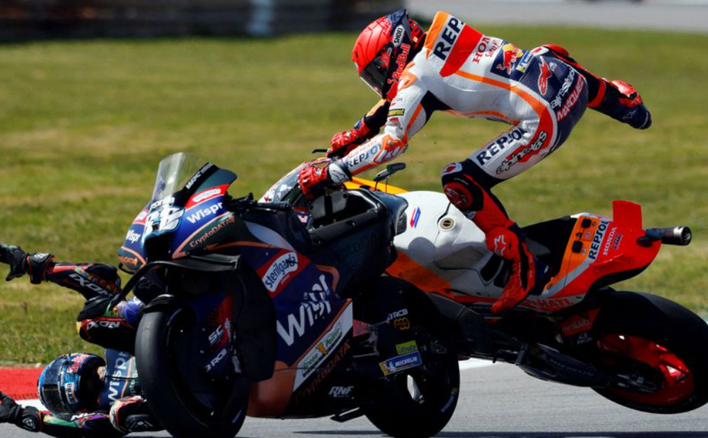 Kecelakaan yang dialami Marc Marquez (Repsol Honda) dan Miguel Oliveira (RnF Aprilia) saat berlaga di balap MotoGP Portugal 2023 pada Minggu, 26 Maret 2023