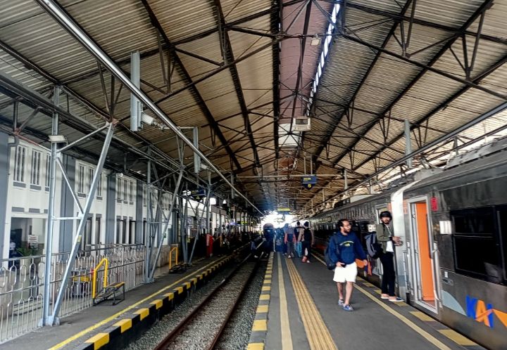 Penumpang bersiap naik kereta api di Stasiun Besar Yogyakarta 