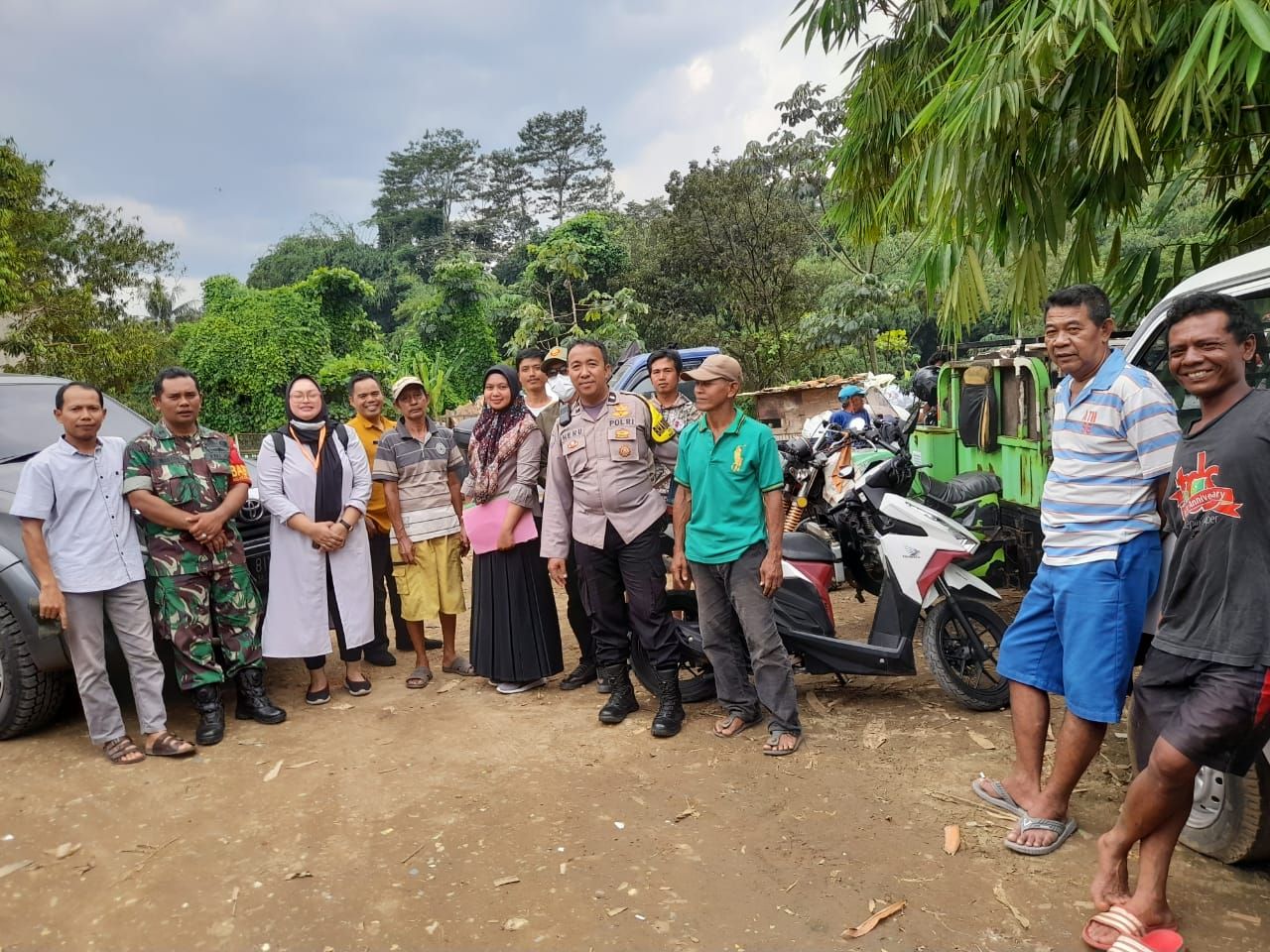 Babinsa Karadenan pantau tempat pembuangan sampah