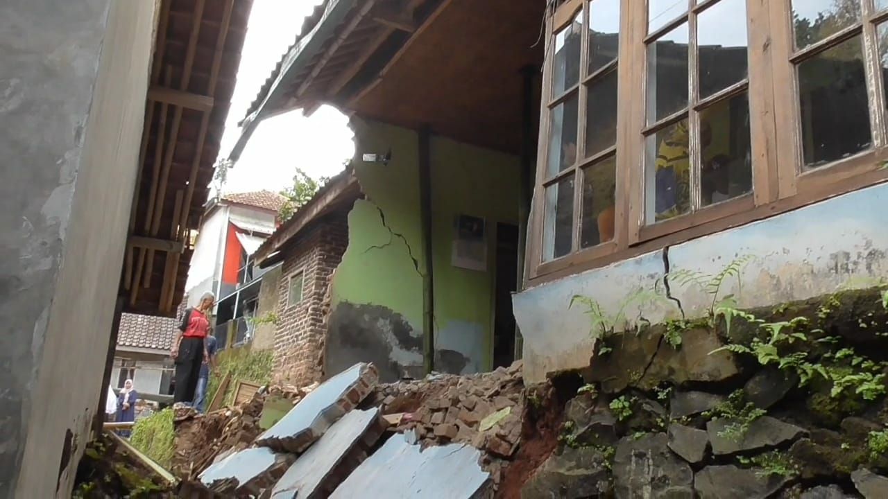 Bangunan rumah Ade Tata yang jebol akibat terseret longsor TPT di Nagrak, Desa Cikareo Utara, Kecamatan Wado, Kabupaten Sumedang.
