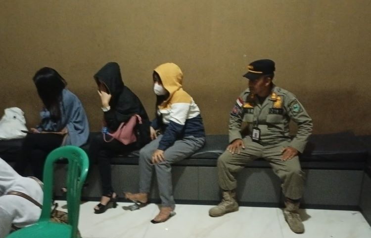 Pada operasi KRYD yang aparat kepolisian Polres Kuningan, TNI, Satpol PP dan Dishub menemukan salah satu tempat karoke yang masih buka di bulan ramadan.