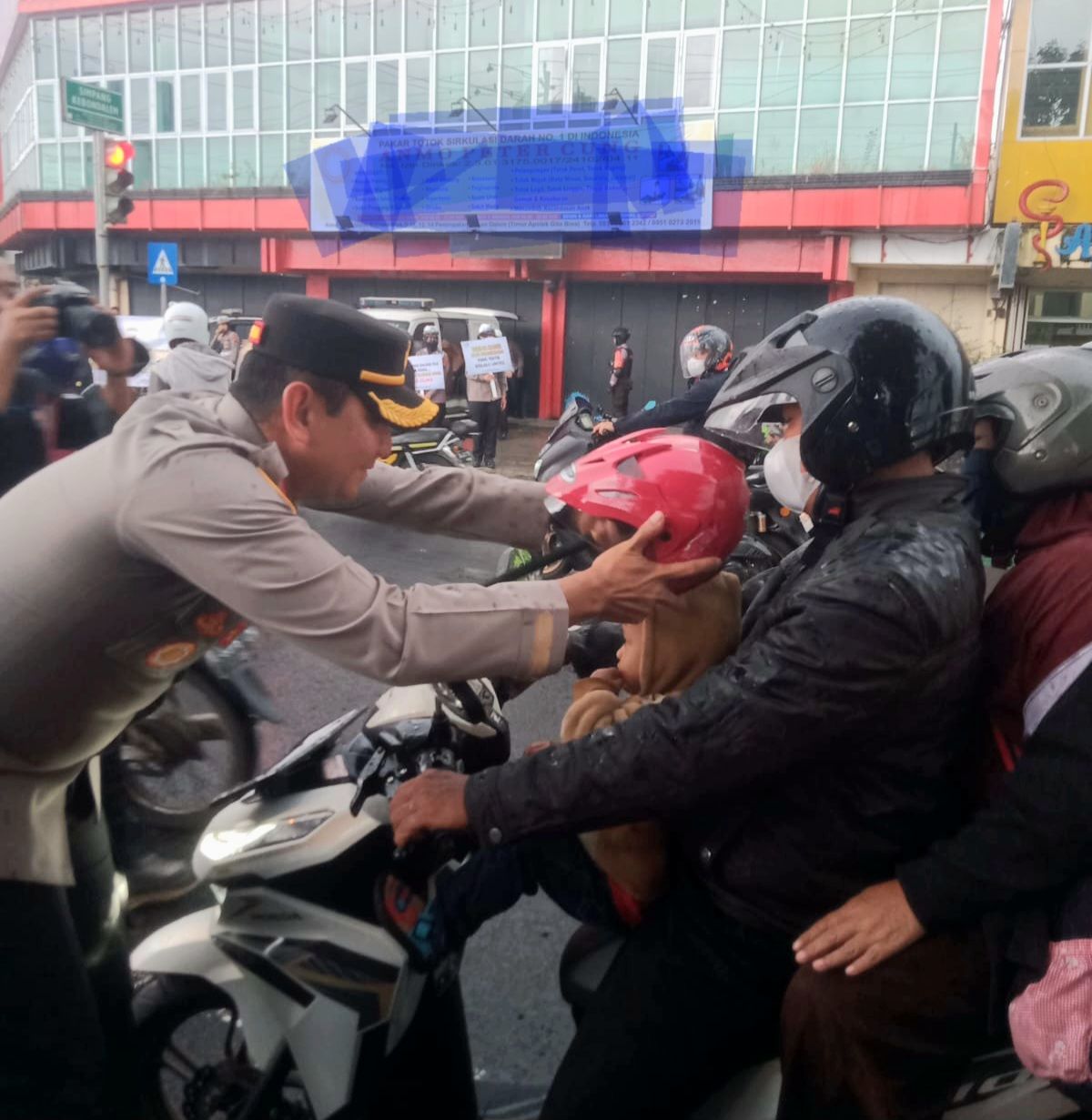 Ramadhan 2023, Polresta Banyumas Bagikan 500 Takjil dan 50 Helm Gratis Untuk Anak di Simpang Kebondalem Purwokerto