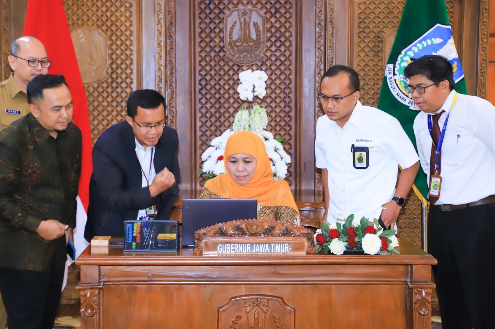 Didampingi pejabat DJP Jawa Timur Khofifah melalukan pelaporan SPT