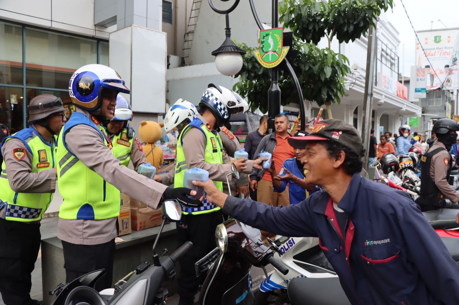 Kapolres Sukabumi Kota, AKBP SY Zainal Abidin Bagikan Takjil pada Juru Parkir dan Warga