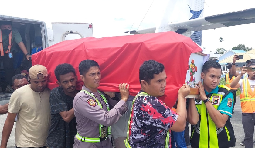 Proses pengangkatan jenazah TNI-Polri yang gugur saat mengamankan sholat tarawih di Papua