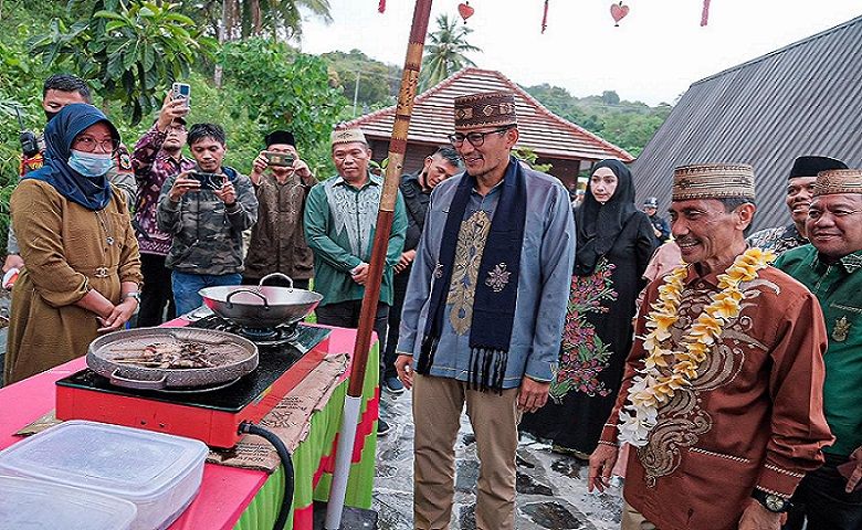 Menparekraf Sandiaga Uno saat mengunjungi camp kuliner khas Gorontalo