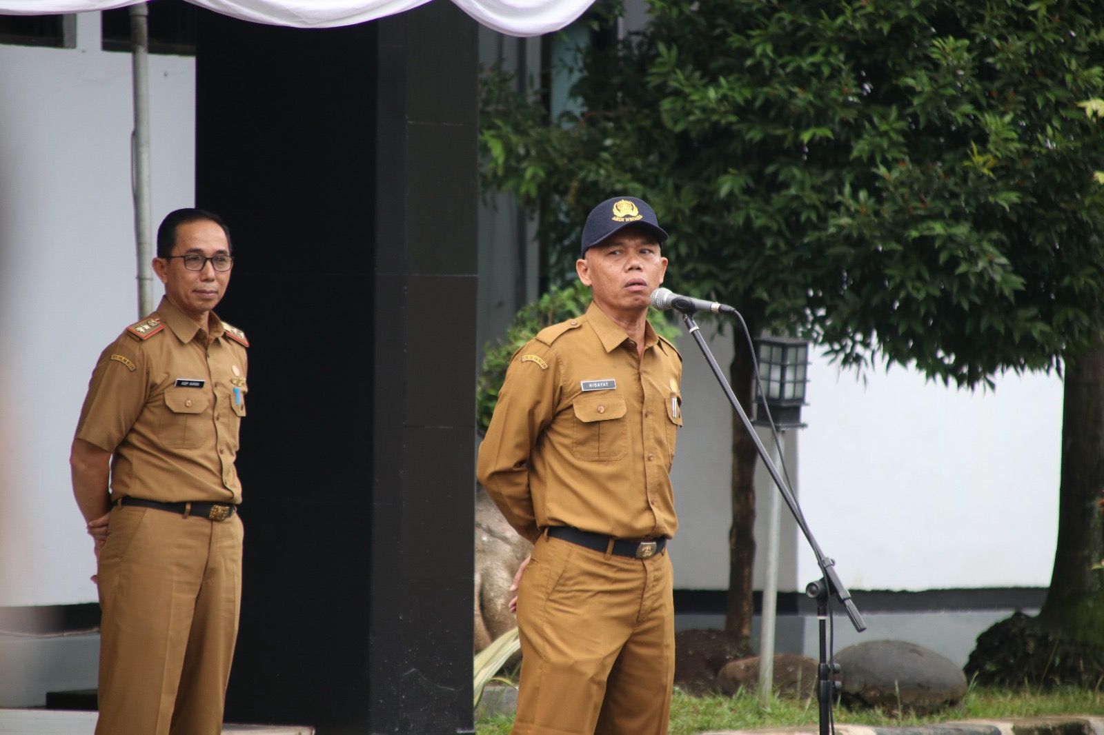Apel Pagi ASN Subang, selain mendapat arahan dan himbauan dari Sekda Subang H. Asep Nuroni (belakang),  dilanjutkan dengan kultum dibawakan Plt. Asda II H. Hidayat (depan).