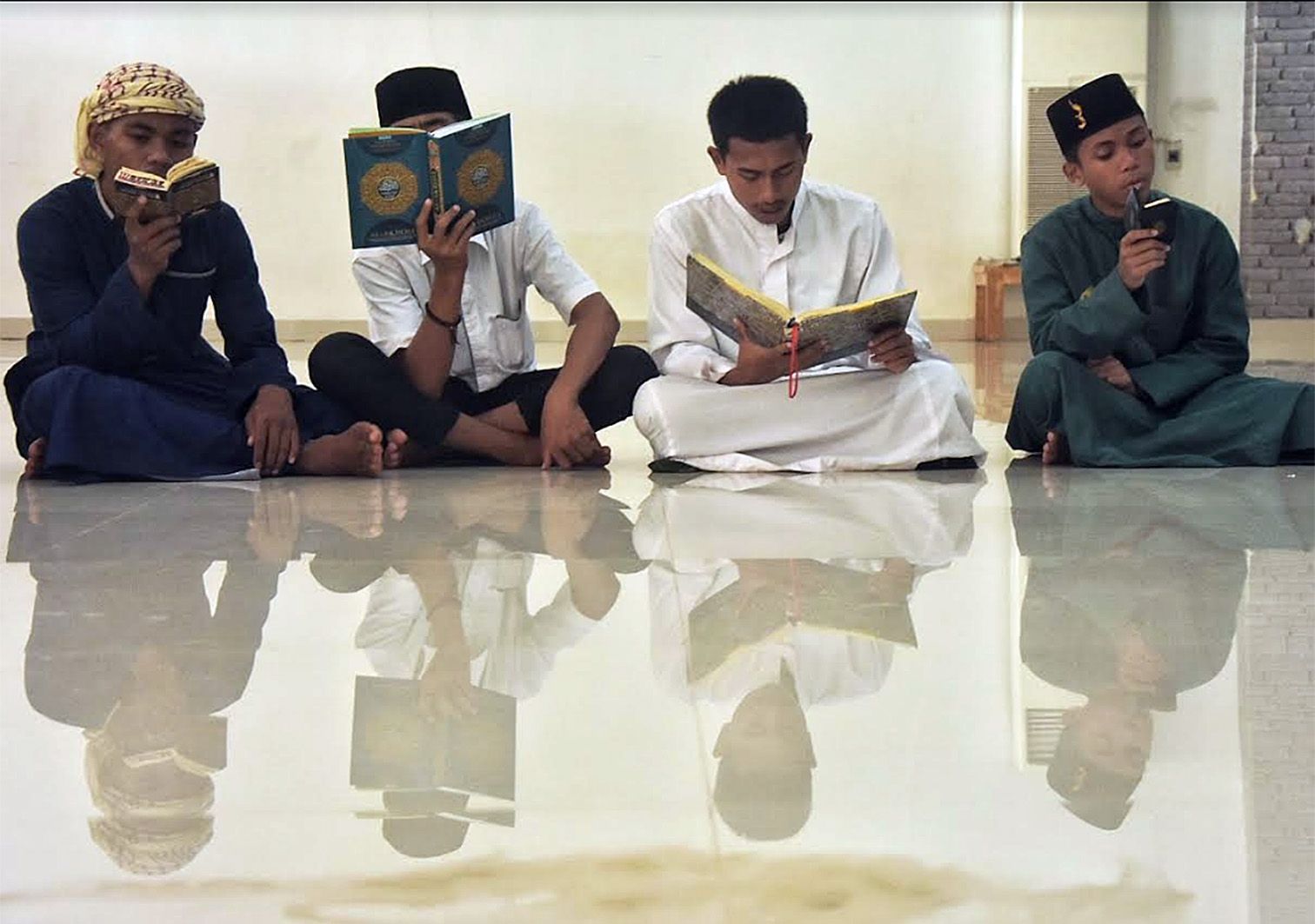 SEJUMLAH santri membaca Alquran di POndok Pesantren Al-Fatih Kaaffah Nusantara, Setu, Kabupaten Bekasi.