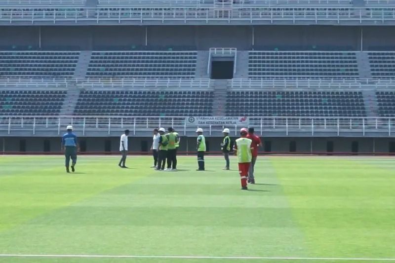 Rombongan Federasi Sepak Bola Internasional atau Federation Internationale De Football Association (FIFA) melakukan inspeksi terakhir di Stadion Gelora Bung Tomo (GBT) Surabaya pada Minggu 26 Maret 2023