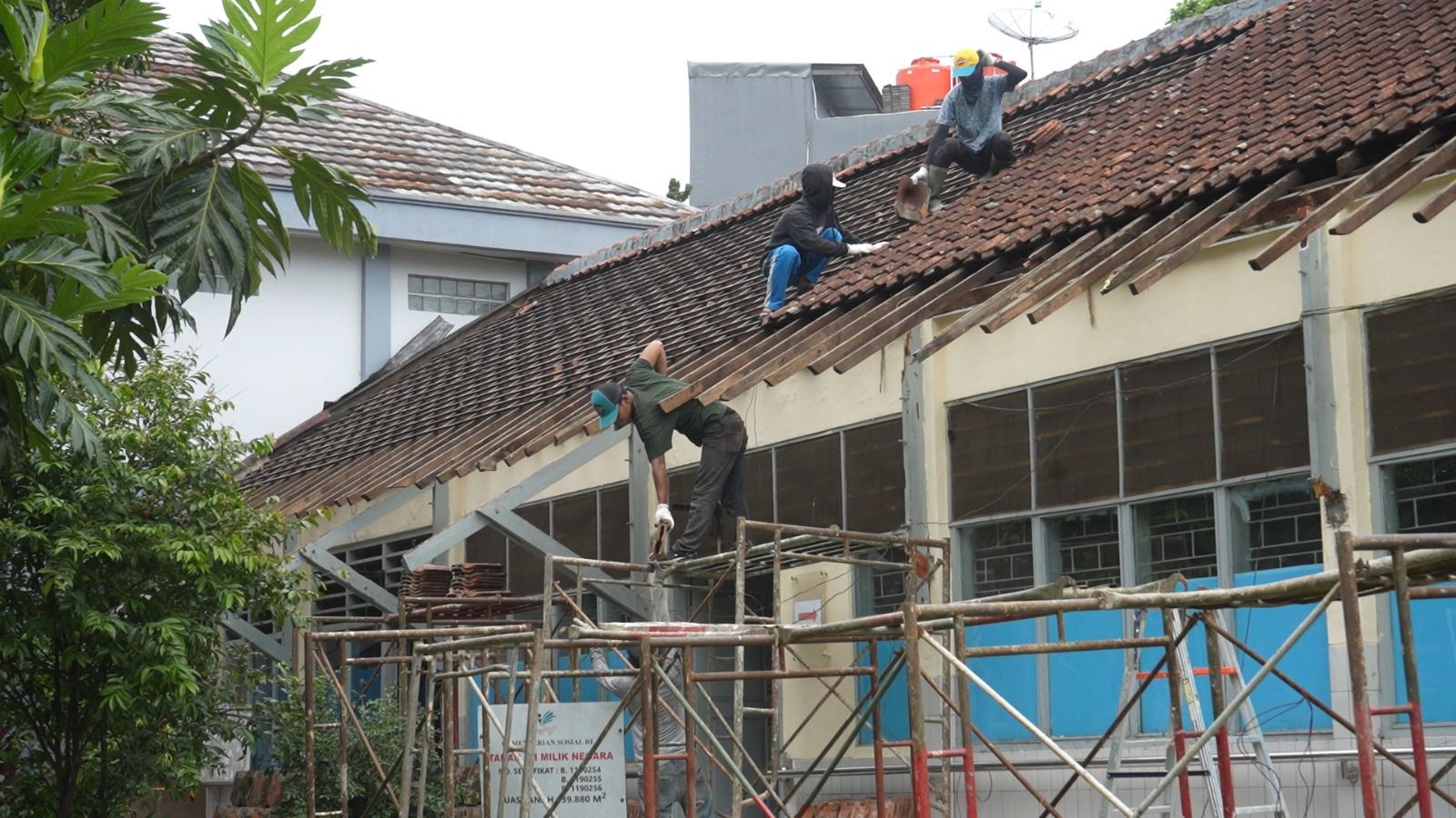Sejumlah pekerja melakukan pekerjaan renovasi gedung sekolah SLBN A Pajajaran Bandung