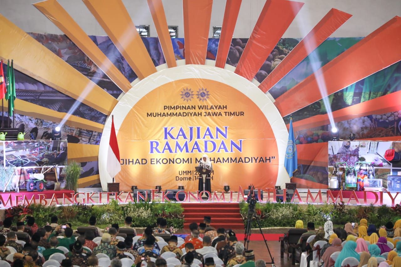 Gubernur Jawa Timur Khofifah Indar Parawansa saat hadir dalam Kajian Ramadhan PW Muhammadiyah Jatim di UMM Dome, Malang, Sabtu (25/3/2023).