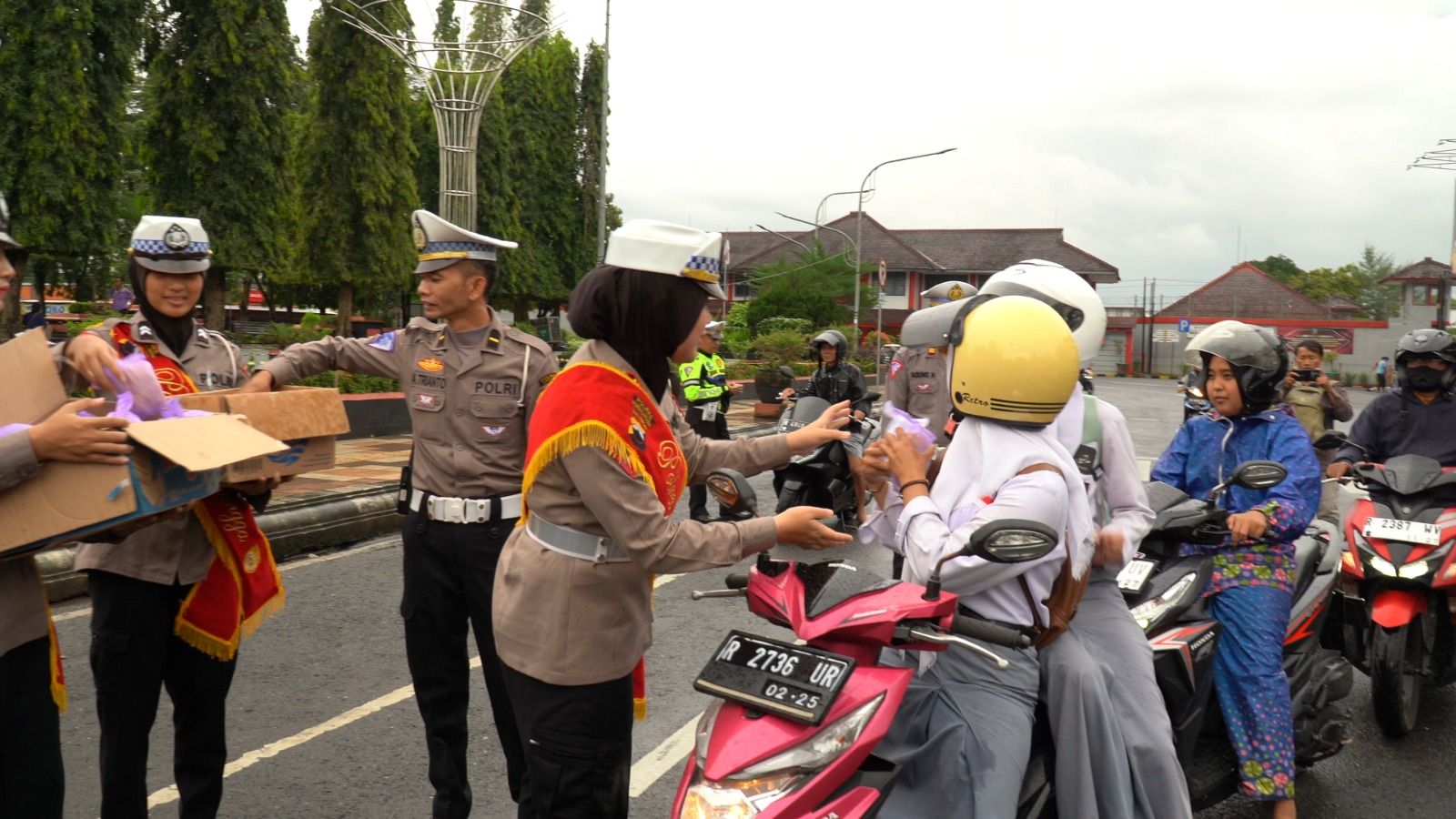 Kasatlantas Polres Purbalingga, AKP Mia Novrilia Safitri bagikan takjil kepada pengguna jalan do alun alun Purbalingga, Senin 27 Maret 2023.