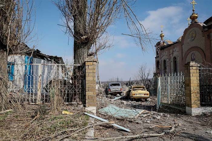 Sebuah pemandangan menunjukkan sebuah bangunan tempat tinggal, mobil, dan gereja yang rusak akibat serangan militer Rusia, di tengah serangan Rusia di Ukraina, di kota garis depan Avdiivka, di wilayah Donetsk, Ukraina, 20 Maret 2023.
