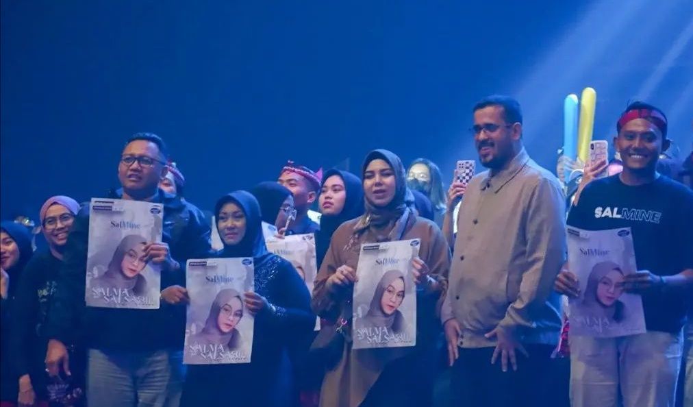 Wali Kota Probolinggo, Habib Hadi Zainal Abidin (kedua kanan) memberikan dukungan langsung buat Salsa Salsabil di Indonesian Idol 2023.*