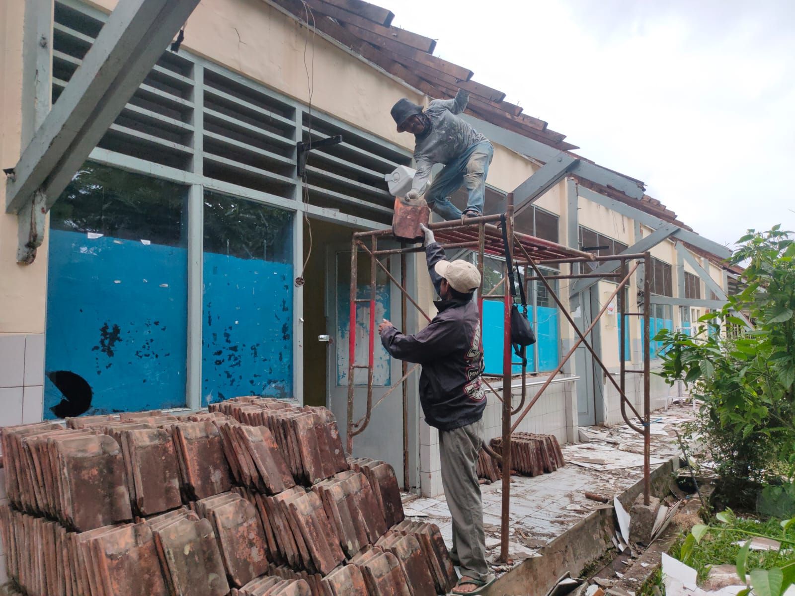 Aktivitas pembongkaran gedung bangunan SLBN A Pajajaran Bandung untuk renovasi