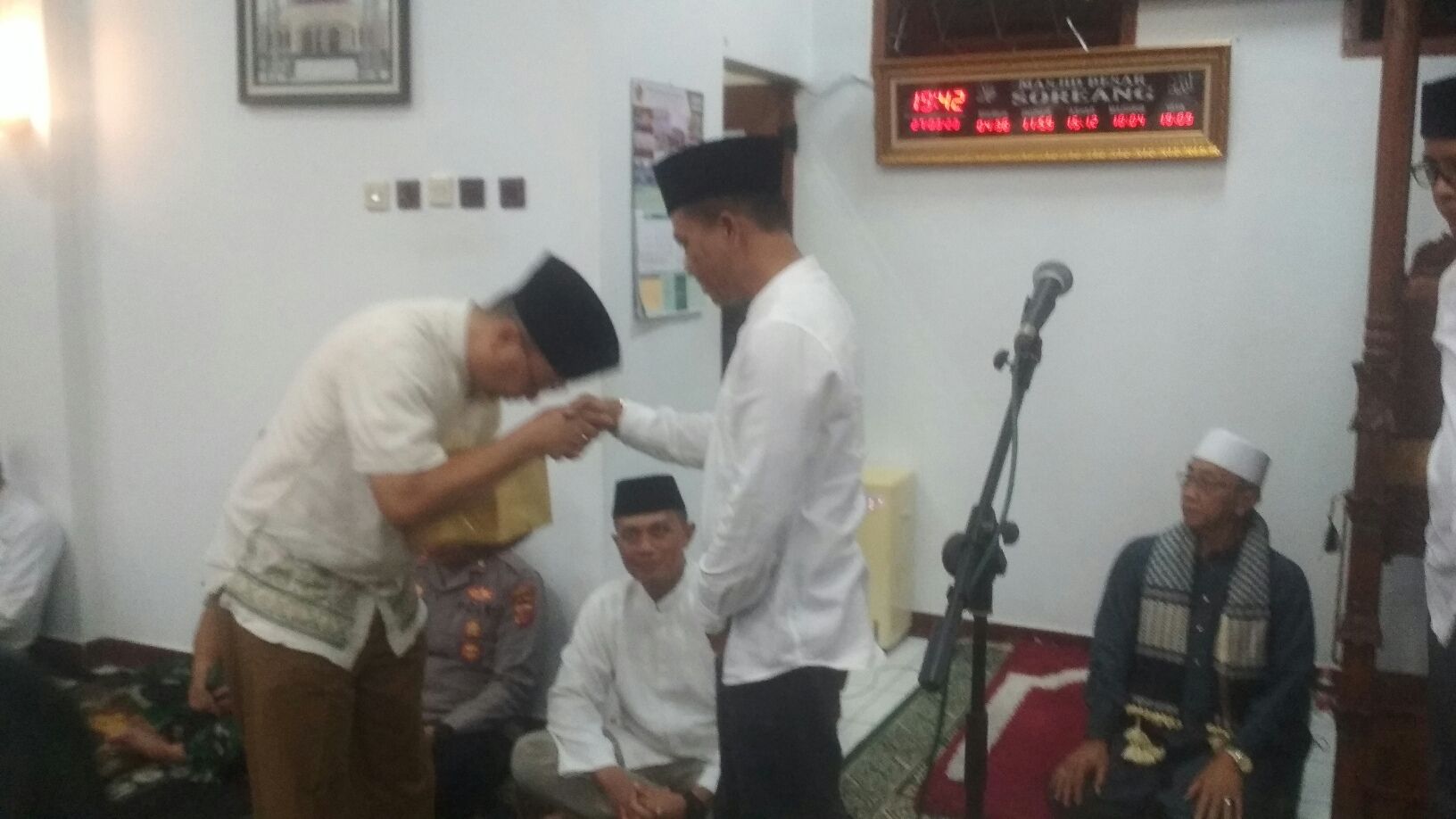 Bupati Bandung HM Dadang Supriatna saat menyerahkan bantuan buku Iqra kepada Camat Soreang di Masjid Besar Soreang Senin 27 Maret 2023