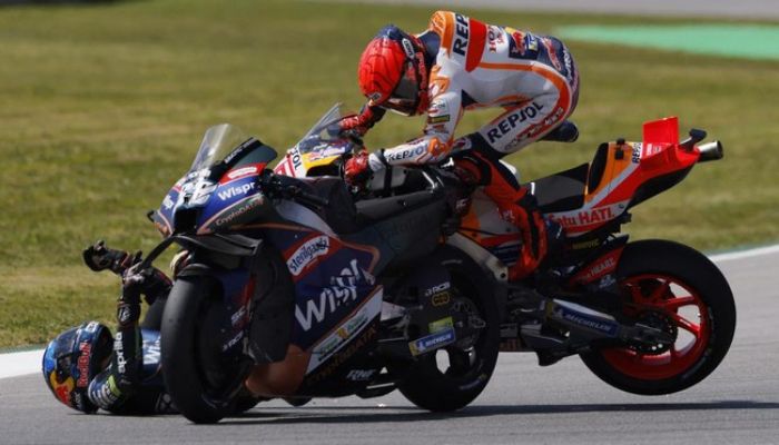 Potret terjadinya insiden crash yang dialami oleh Marc Marquez dan Miguel Oliveira, di lap kedua ajang MotoGP Portugal 2023. /REUTERS/Marcelo del Pozo